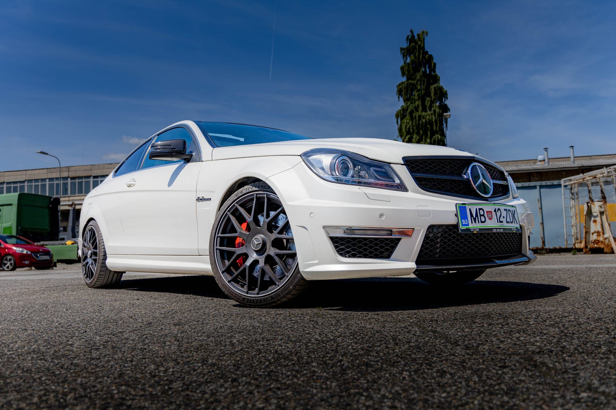 Bel Mercedes-AMG coupé, posnet s sprednje strani