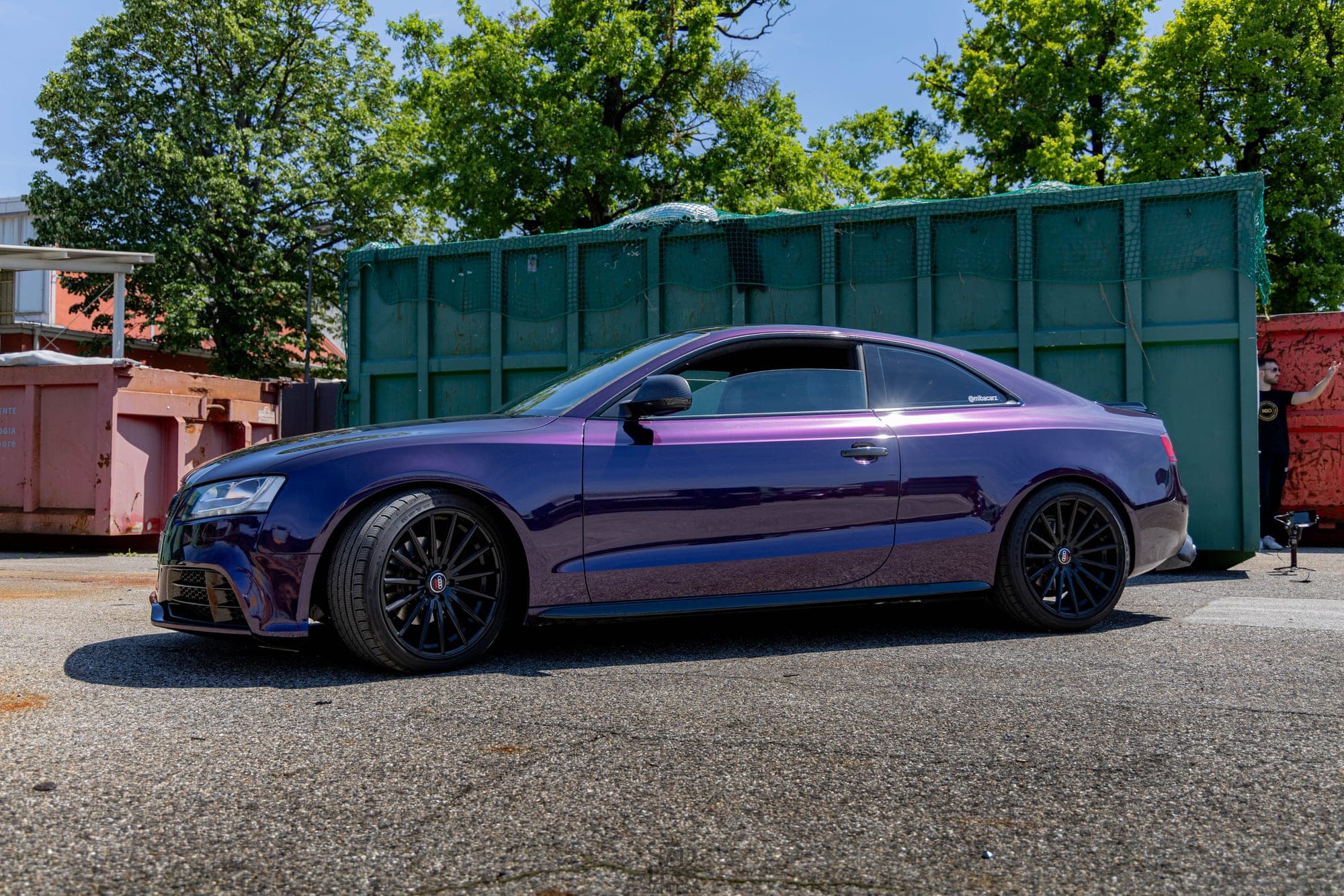 Vijoličen Mercedes-AMG coupé v industrijskem okolju