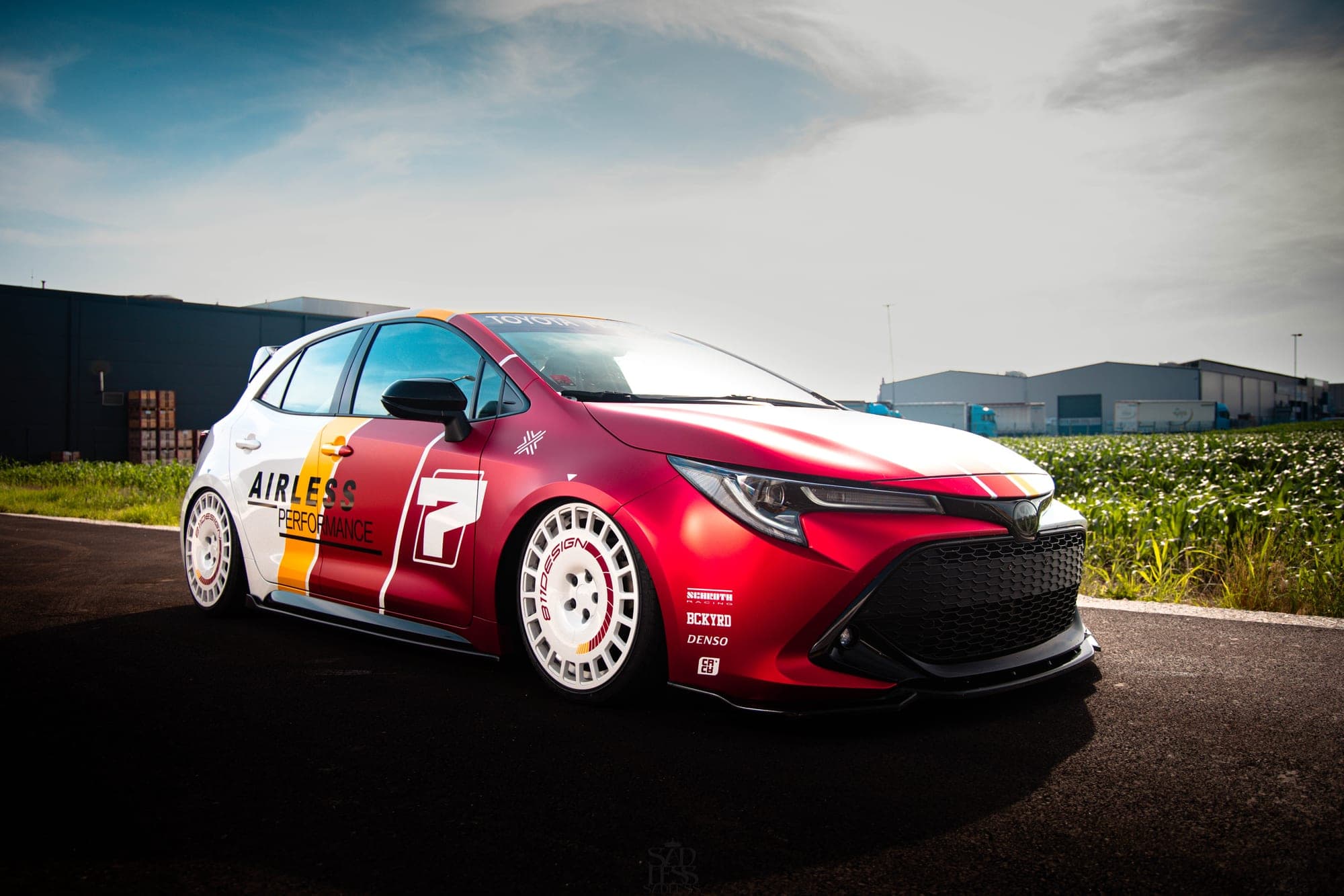 Toyota Corolla z livrejo pod dramatičnim nebom