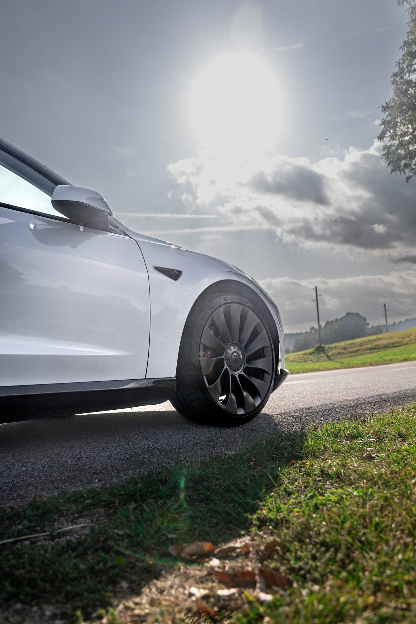 Tesla Model 3 v protisvetlobi zahajajočega sonca