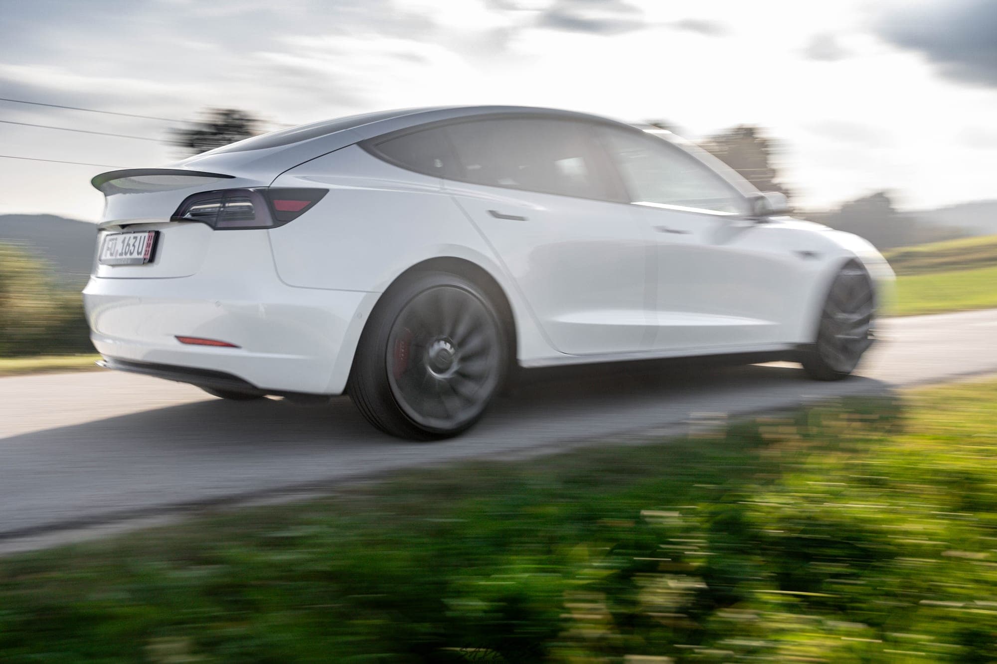 Tesla Model 3 med vožnjo, posneta s tehniko sledenja