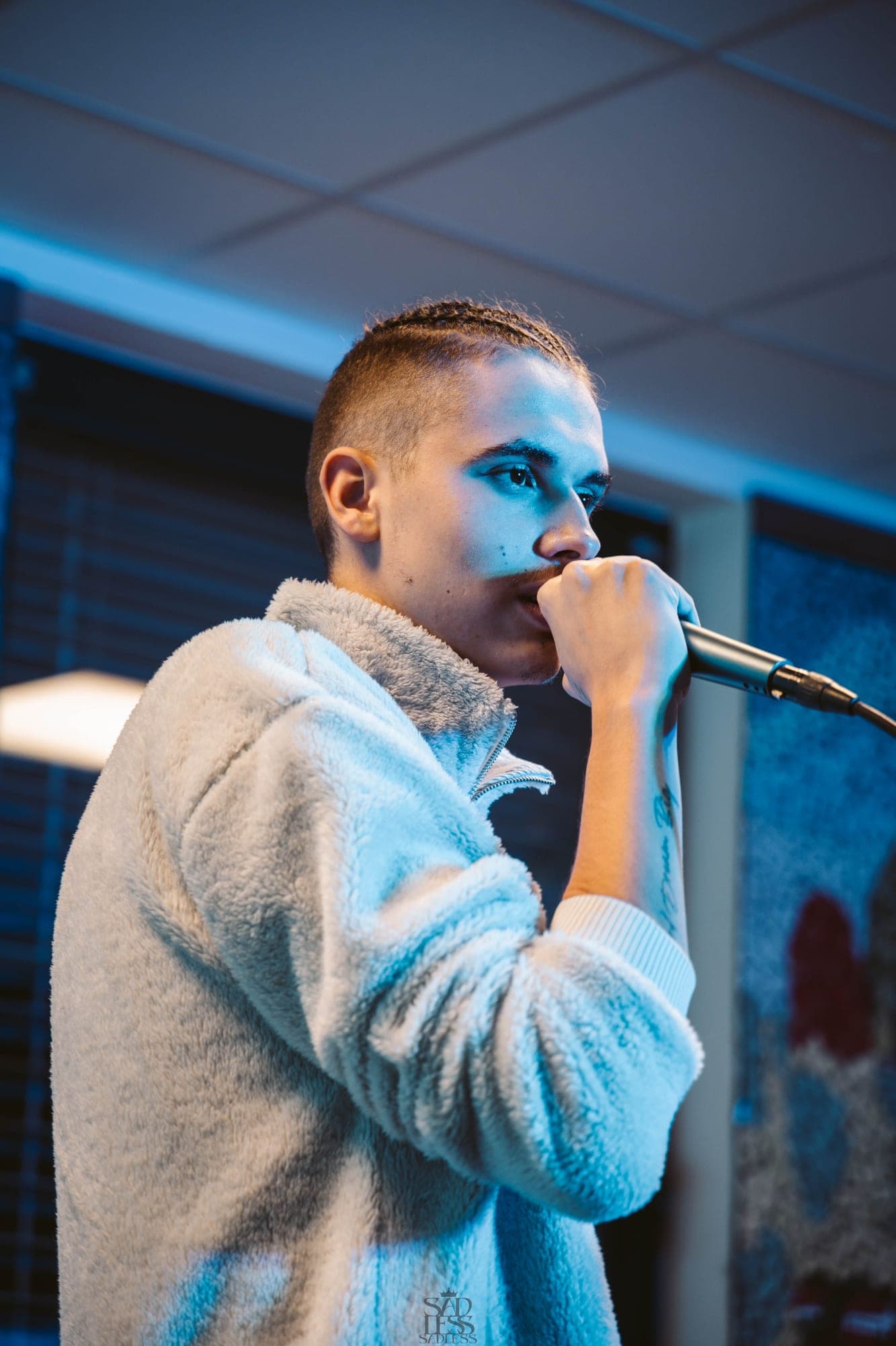 Izvajalec med nastopom v živo z mikrofonom