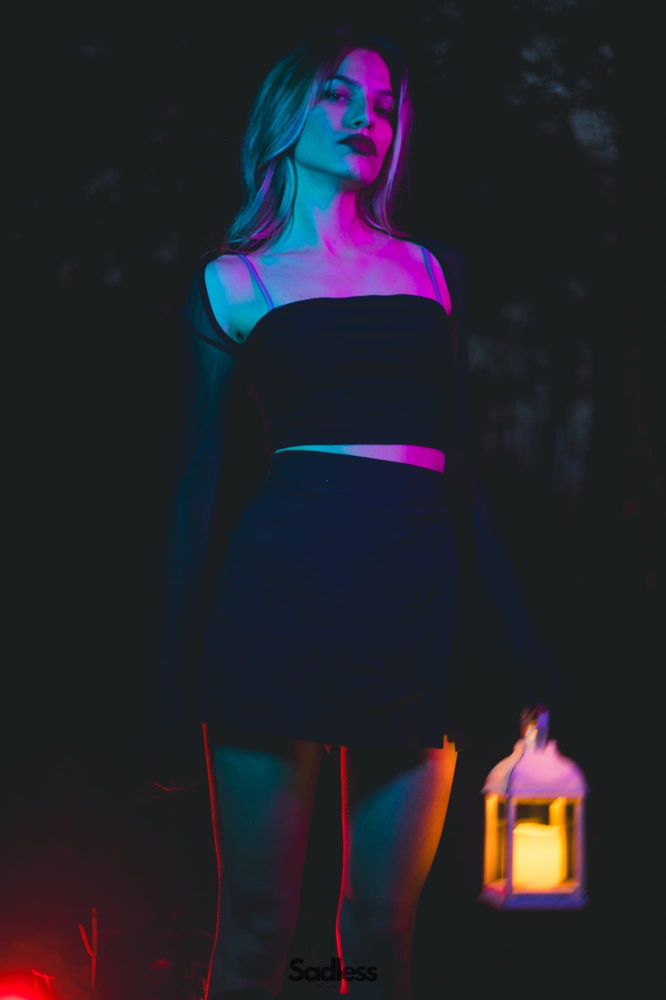 Portret z magenta robno svetlobo in svetilko v ospredju