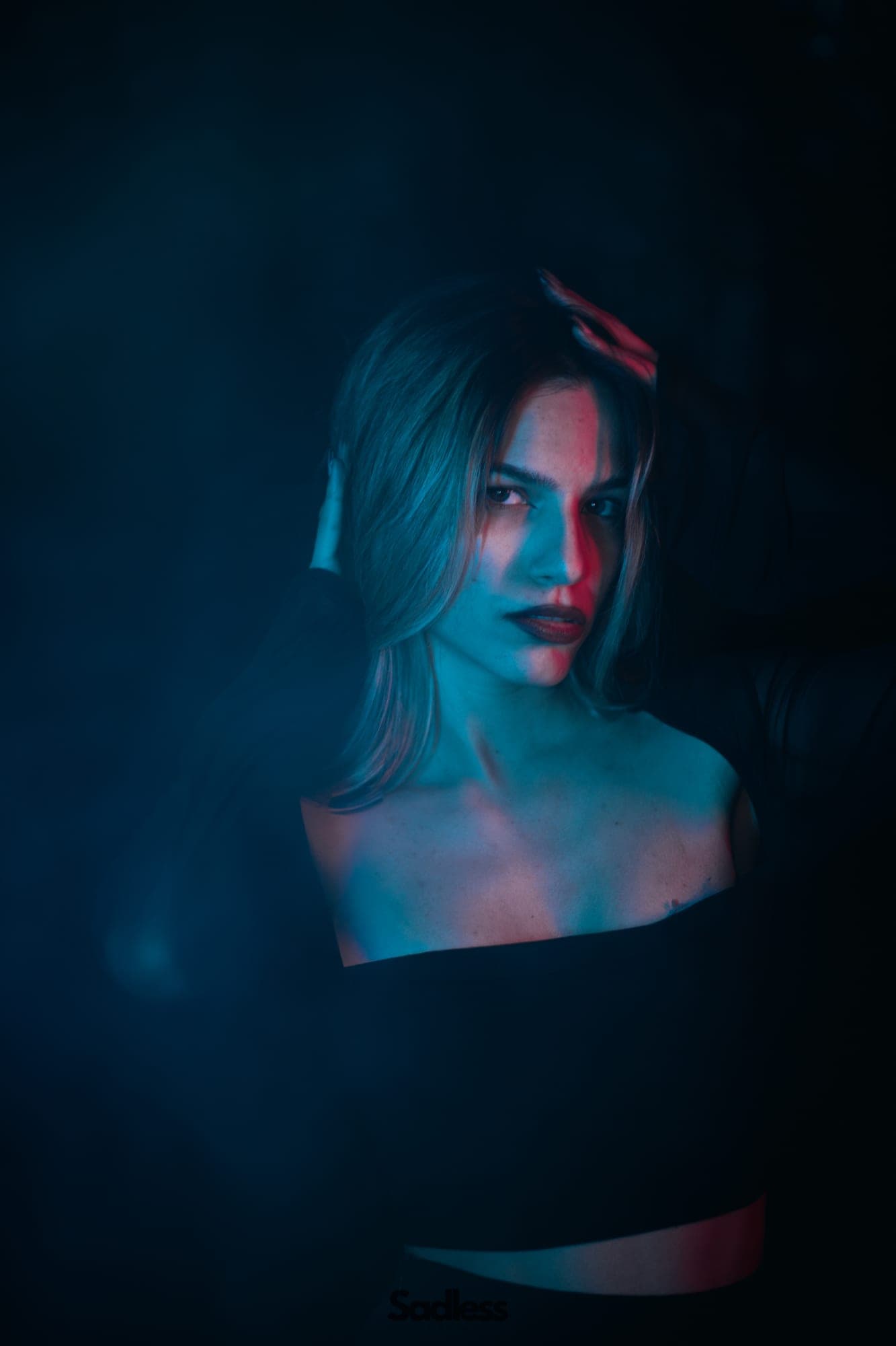 Temen portret modela v hladni modrozeleni svetlobi