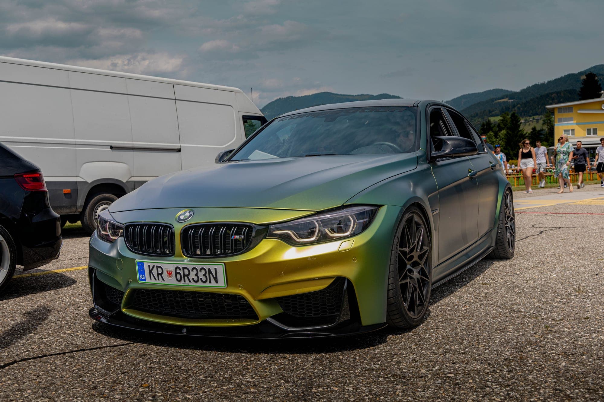 BMW M3 v zeleno-zlati foliji na avtomobilskem srečanju