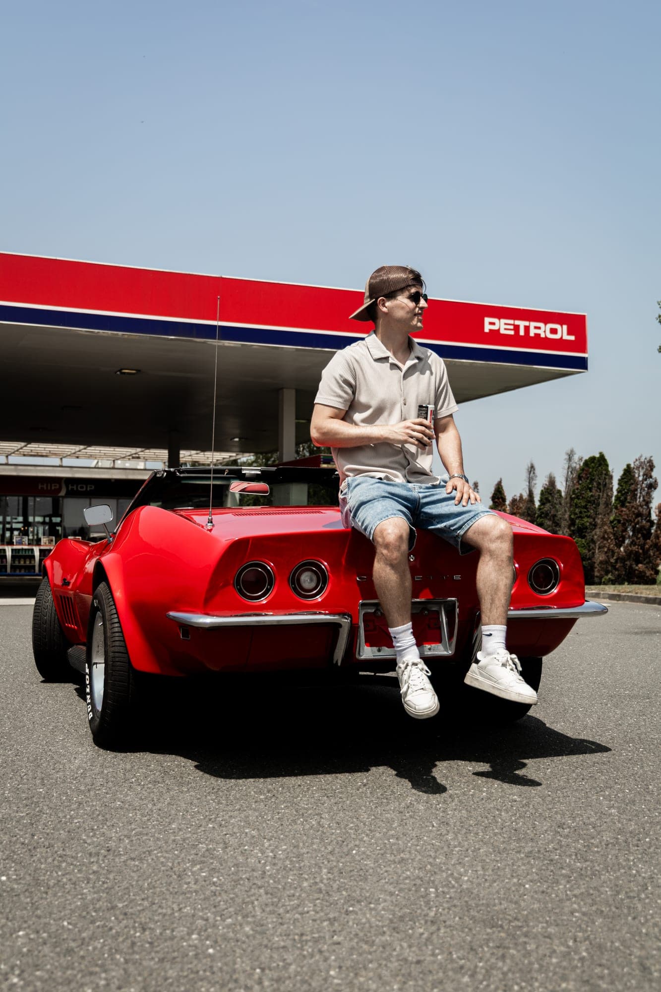 Rdeča Corvette na bencinskem servisu Petrol