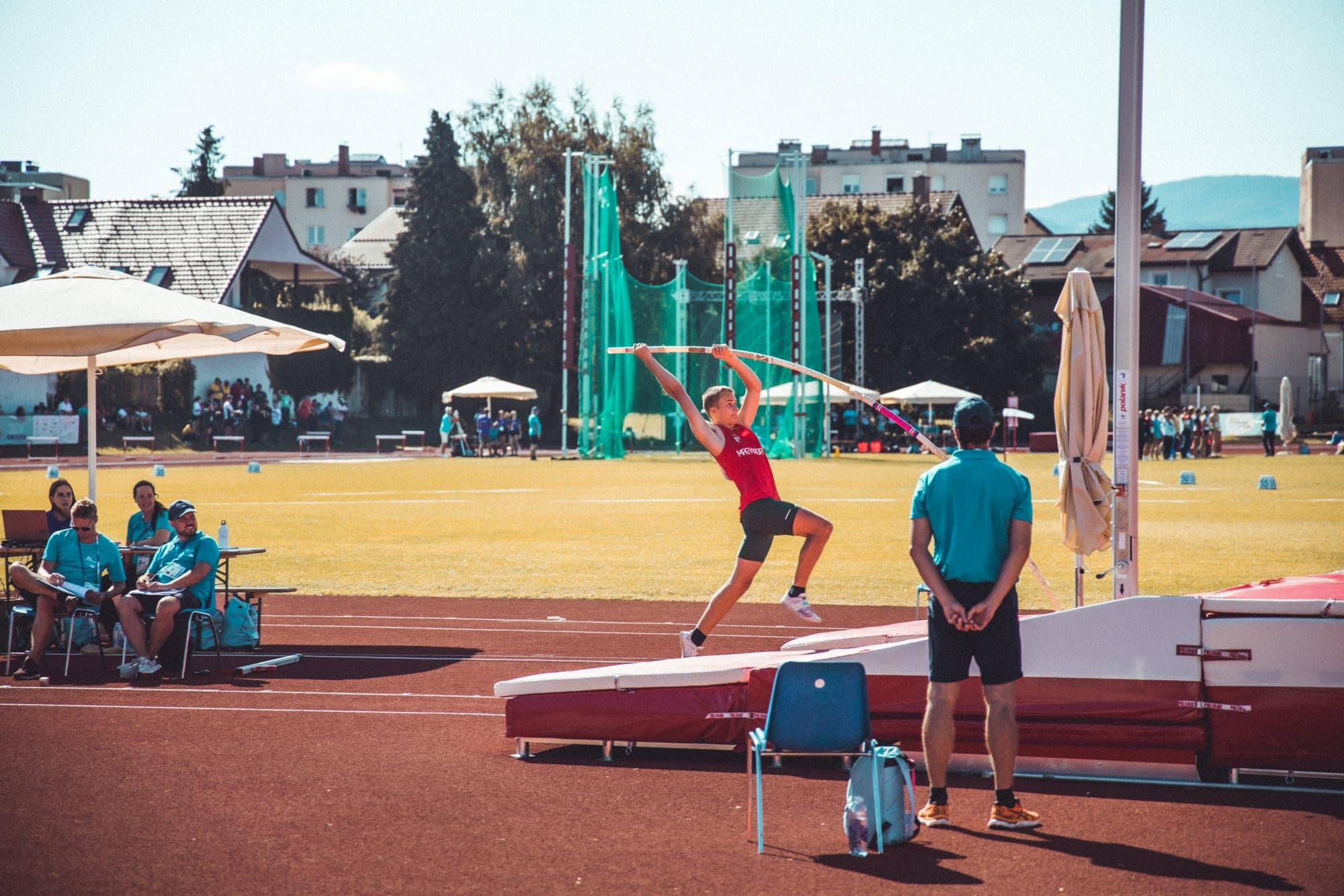 Atletinja med skokom v daljino na stadionu