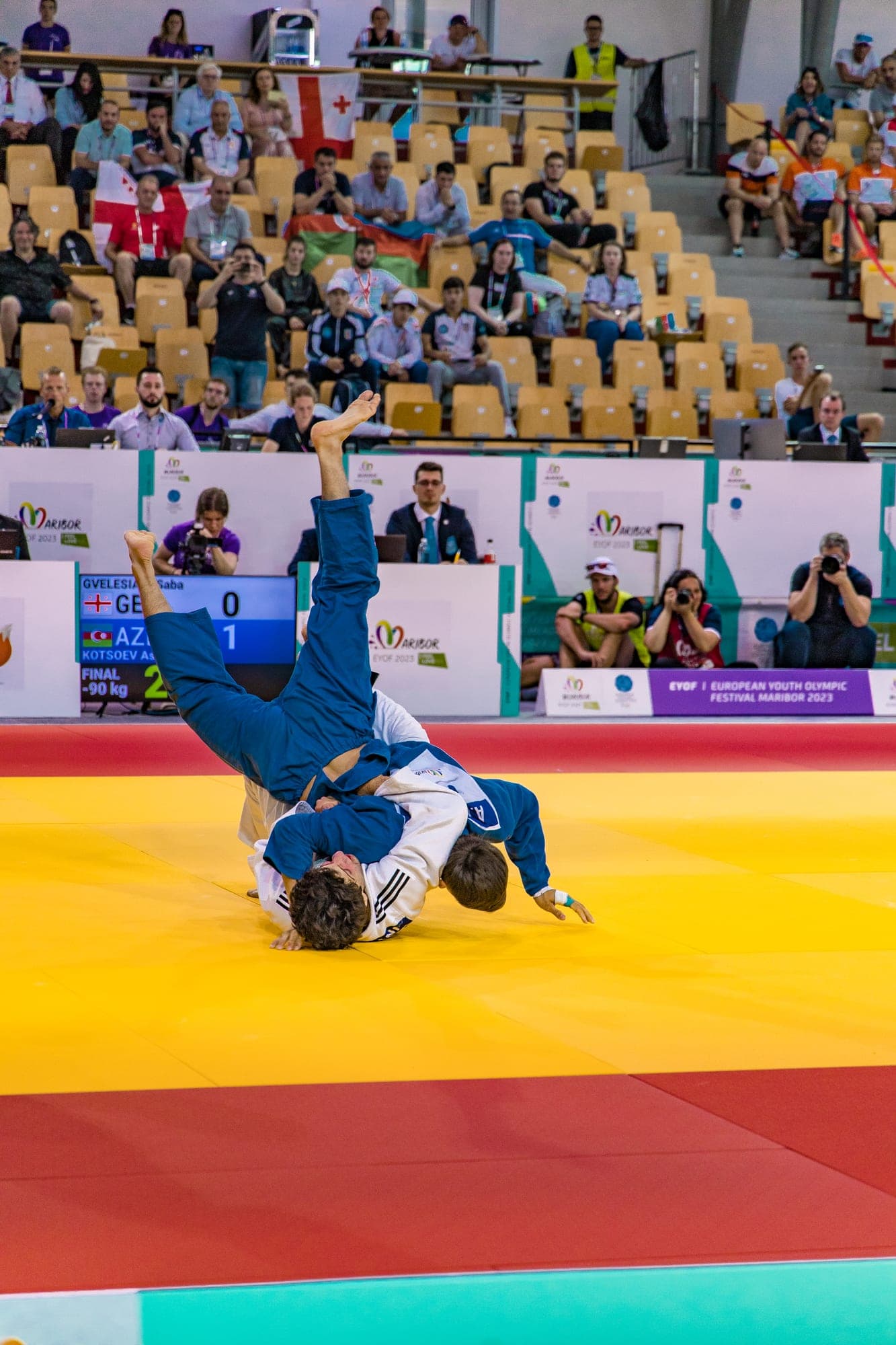 Judoist izvaja met na tekmovalni blazini