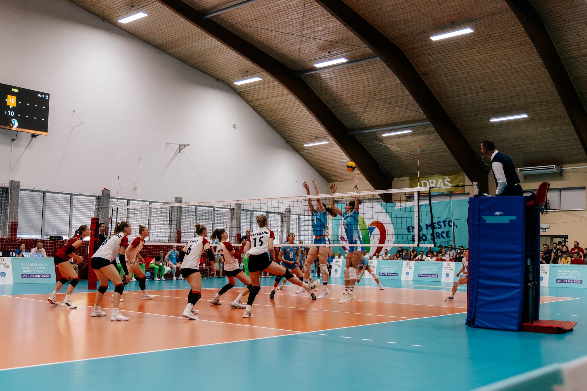 Odbojkarska akcija ob mreži med tekmo v dvorani
