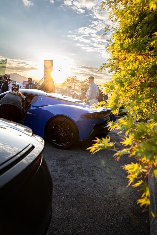 Modri Maserati v zlati uri na dogodku Vozi Sanje