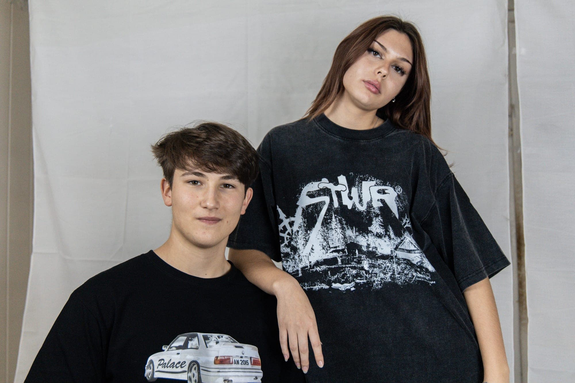 Studijski lookbook posnetek dveh modelov